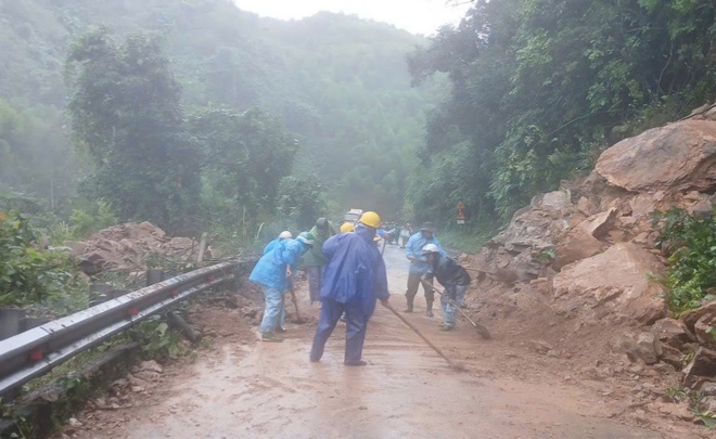 Cầu cạn trên đường Hồ Chí Minh nhánh Tây bị xô lệch do mưa lũ- Ảnh 1.
