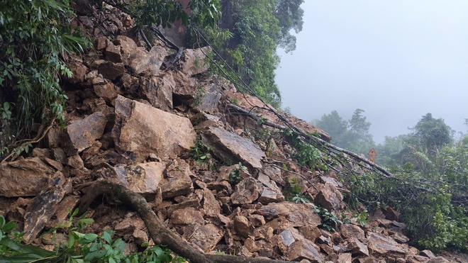 Cầu cạn trên đường Hồ Chí Minh nhánh Tây bị xô lệch do mưa lũ- Ảnh 2.