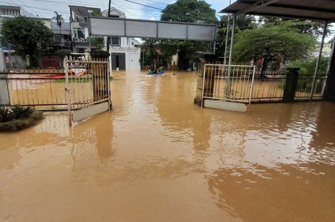 Trong mưa lũ, trạm y tế ở Huế vẫn bám trụ, chăm sóc sức khỏe nhân dân- Ảnh 2. Trong mưa lũ, trạm y tế ở Huế vẫn bám trụ, chăm sóc sức khỏe nhân dân- Ảnh 2.