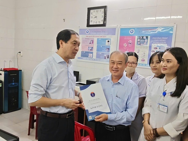 Trong mưa lũ, trạm y tế ở Huế vẫn bám trụ, chăm sóc sức khỏe nhân dân- Ảnh 4. Trong mưa lũ, trạm y tế ở Huế vẫn bám trụ, chăm sóc sức khỏe nhân dân- Ảnh 4.