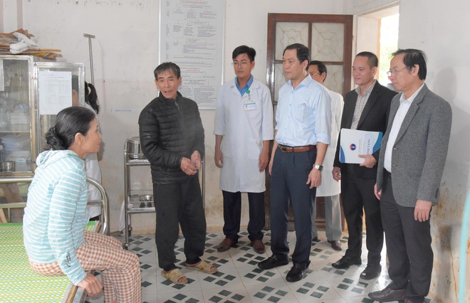 Trong mưa lũ, trạm y tế ở Huế vẫn bám trụ, chăm sóc sức khỏe nhân dân- Ảnh 3. Trong mưa lũ, trạm y tế ở Huế vẫn bám trụ, chăm sóc sức khỏe nhân dân- Ảnh 3.