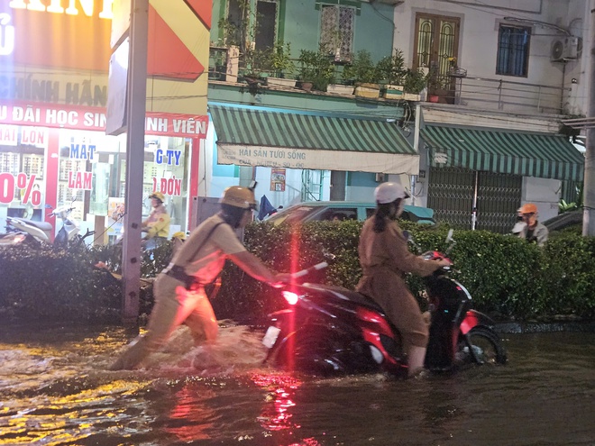 Triều cường ở TPHCM đạt đỉnh, nhiều khu vực 'thành sông'- Ảnh 2. Triều cường ở TPHCM đạt đỉnh, nhiều khu vực 'thành sông'- Ảnh 2.