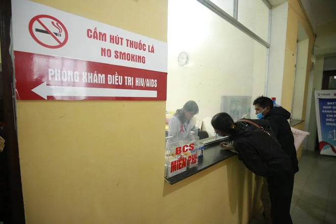 Báo chí – tiếng nói bền bỉ trong cuộc chiến không tiếng súng với HIV/AIDS- Ảnh 4. Báo chí – tiếng nói bền bỉ trong cuộc chiến không tiếng súng với HIV/AIDS- Ảnh 4.