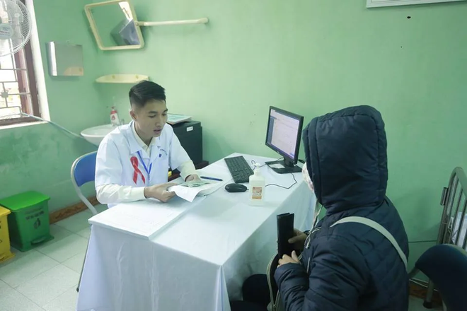 Báo chí – tiếng nói bền bỉ trong cuộc chiến không tiếng súng với HIV/AIDS- Ảnh 3. Báo chí – tiếng nói bền bỉ trong cuộc chiến không tiếng súng với HIV/AIDS- Ảnh 3.