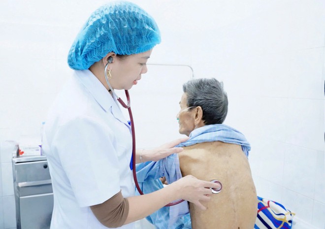 Cứu sống cụ ông 80 tuổi suy hô hấp nguy kịch- Ảnh 3. Cứu sống cụ ông 80 tuổi suy hô hấp nguy kịch- Ảnh 3.