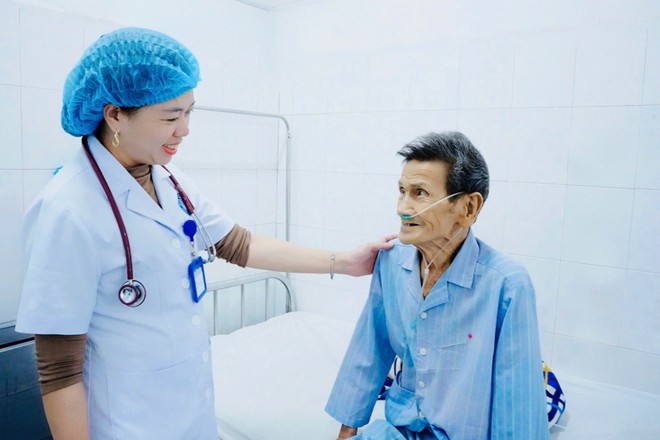 Cứu sống cụ ông 80 tuổi suy hô hấp nguy kịch- Ảnh 4. Cứu sống cụ ông 80 tuổi suy hô hấp nguy kịch- Ảnh 4.