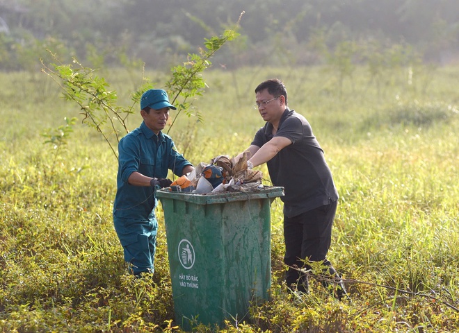 Huế ra quân tổng vệ sinh môi trường khắc phục hậu quả sau lũ lịch sử- Ảnh 11. Huế ra quân tổng vệ sinh môi trường khắc phục hậu quả sau lũ lịch sử- Ảnh 11.