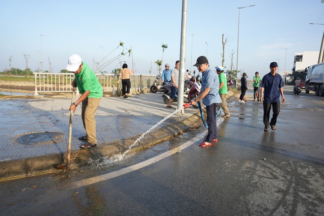 Huế ra quân tổng vệ sinh môi trường khắc phục hậu quả sau lũ lịch sử- Ảnh 12. Huế ra quân tổng vệ sinh môi trường khắc phục hậu quả sau lũ lịch sử- Ảnh 12.
