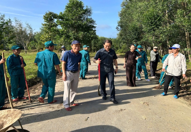 Huế ra quân tổng vệ sinh môi trường khắc phục hậu quả sau lũ lịch sử- Ảnh 13. Huế ra quân tổng vệ sinh môi trường khắc phục hậu quả sau lũ lịch sử- Ảnh 13.