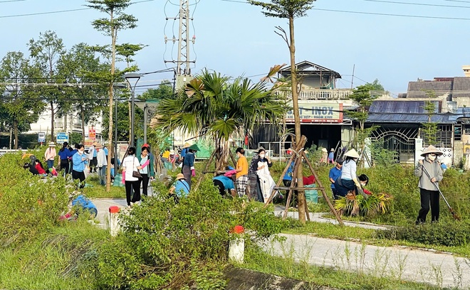 Huế ra quân tổng vệ sinh môi trường khắc phục hậu quả sau lũ lịch sử- Ảnh 6. Huế ra quân tổng vệ sinh môi trường khắc phục hậu quả sau lũ lịch sử- Ảnh 6.