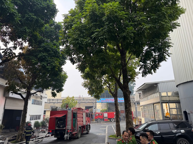 Hà Nội: Cháy tại nhà máy bia, khói đen cuồn cuộn- Ảnh 3.