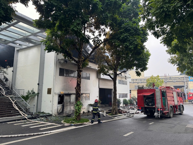 Hà Nội: Cháy tại nhà máy bia, khói đen cuồn cuộn- Ảnh 4.