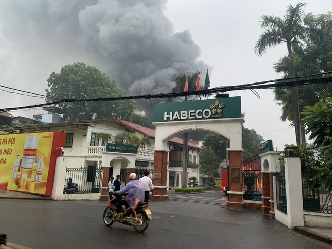 Hà Nội: Cháy tại nhà máy bia, khói đen cuồn cuộn- Ảnh 2.