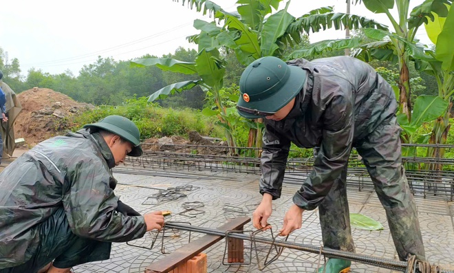 Quân đội 'thần tốc' giúp dân dựng lại nhà, ổn định cuộc sống sau mưa lũ- Ảnh 5. Quân đội 'thần tốc' giúp dân dựng lại nhà, ổn định cuộc sống sau mưa lũ- Ảnh 5.