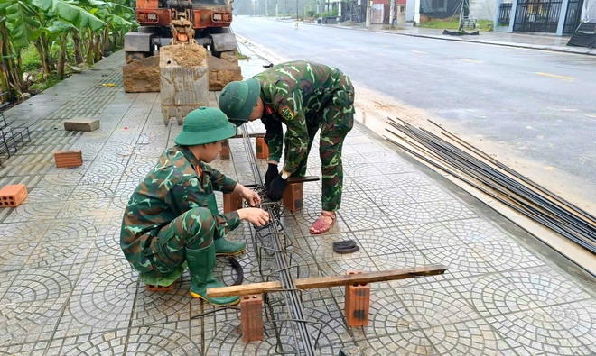Quân đội 'thần tốc' giúp dân dựng lại nhà, ổn định cuộc sống sau mưa lũ- Ảnh 4. Quân đội 'thần tốc' giúp dân dựng lại nhà, ổn định cuộc sống sau mưa lũ- Ảnh 4.