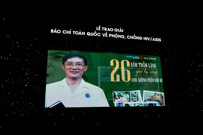 Lễ trao Giải Báo chí phòng, chống HIV/AIDS 2025: Hoàn tất tổng duyệt, chuẩn bị cho đêm vinh danh tối nay- Ảnh 9. Lễ trao Giải Báo chí phòng, chống HIV/AIDS 2025: Hoàn tất tổng duyệt, chuẩn bị cho đêm vinh danh tối nay- Ảnh 9.