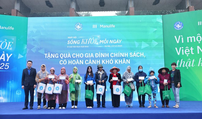 Hơn 100 thầy thuốc dựng 'phòng khám đặc biệt' giữa phố đi bộ Trần Nhân Tông- Ảnh 4. Hơn 100 thầy thuốc dựng 'phòng khám đặc biệt' giữa phố đi bộ Trần Nhân Tông- Ảnh 4.