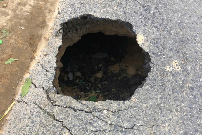 Xuất hiện hố sụt lún trên tuyến Quốc lộ 49 ở Huế- Ảnh 3. Xuất hiện hố sụt lún trên tuyến Quốc lộ 49 ở Huế- Ảnh 3.