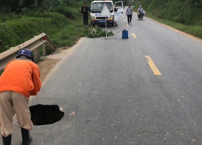 Xuất hiện hố sụt lún trên tuyến Quốc lộ 49 ở Huế- Ảnh 2. Xuất hiện hố sụt lún trên tuyến Quốc lộ 49 ở Huế- Ảnh 2.