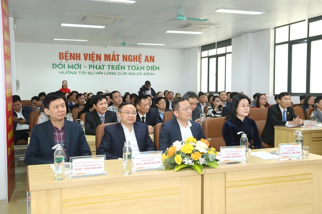 Nghệ An chuyển trọng tâm phòng chống mù lòa sang quản lý bệnh mạn tính, ứng dụng mạnh AI
- Ảnh 1. Nghệ An chuyển trọng tâm phòng chống mù lòa sang quản lý bệnh mạn tính, ứng dụng mạnh AI
- Ảnh 1.