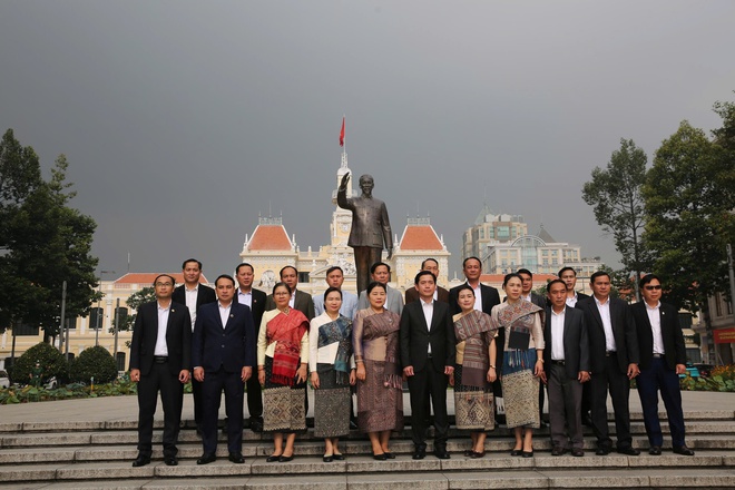 Đoàn đại biểu Lào dâng hoa tưởng niệm Chủ tịch Hồ Chí Minh tại TPHCM- Ảnh 3.
