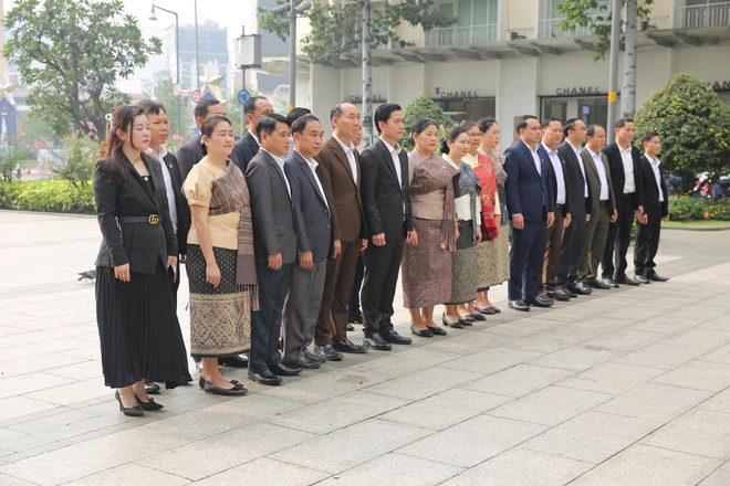 Đoàn đại biểu Lào dâng hoa tưởng niệm Chủ tịch Hồ Chí Minh tại TPHCM- Ảnh 2.