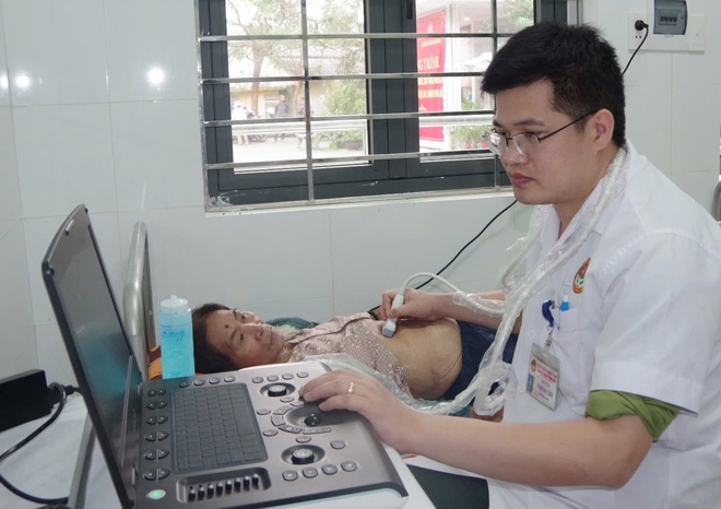 600 người dân Huế được bác sĩ quân y khám, tư vấn sức khỏe miễn phí- Ảnh 2.