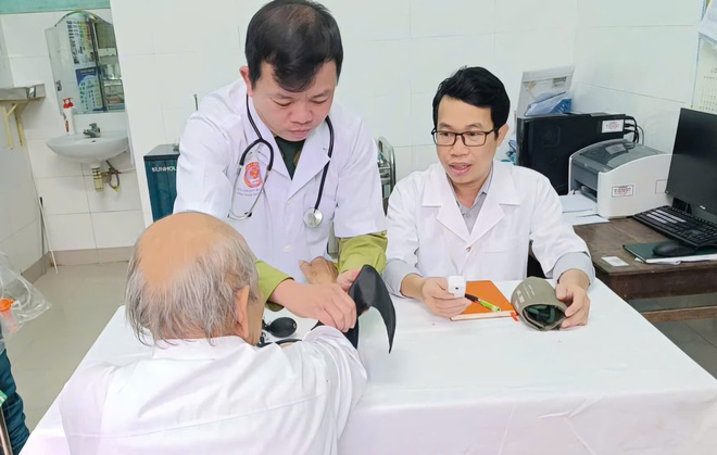 600 người dân Huế được bác sĩ quân y khám, tư vấn sức khỏe miễn phí- Ảnh 3.