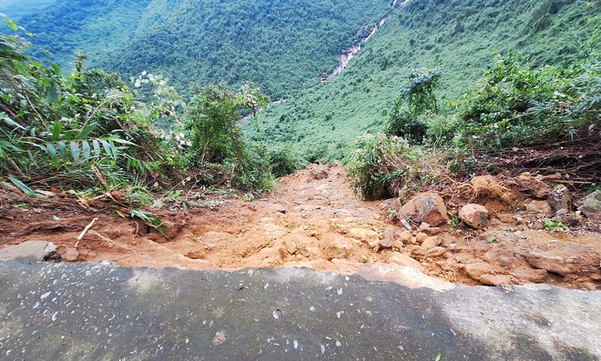 Đường lên đỉnh Bạch Mã bị sạt lở 'xé đôi', công tác bảo vệ rừng gặp khó- Ảnh 6.
