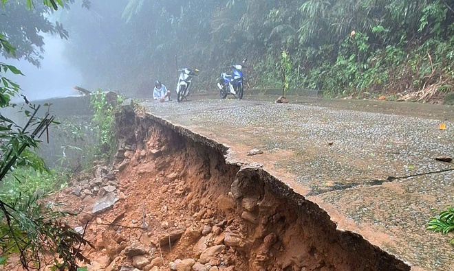 Đường lên đỉnh Bạch Mã bị sạt lở 'xé đôi', công tác bảo vệ rừng gặp khó- Ảnh 5.
