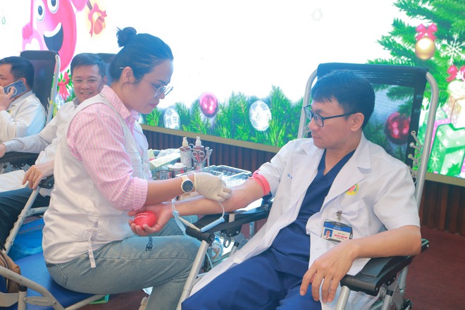 255 đơn vị máu – món quà ý nghĩa của những người thầy thuốc dành tặng bệnh nhân dịp Noel- Ảnh 2.