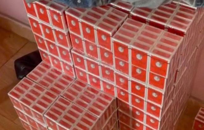 Bắt nhóm đối tượng sản xuất, bán hàng trăm ngàn sản phẩm dầu gió giả bằng hóa chất ở TPHCM- Ảnh 2.