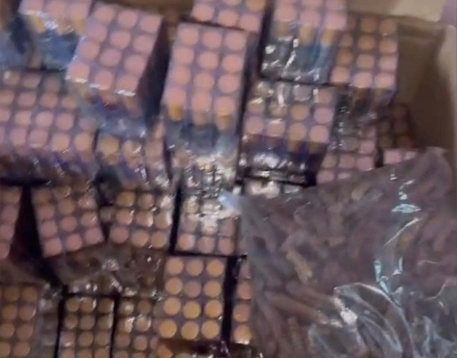 Bắt nhóm đối tượng sản xuất, bán hàng trăm ngàn sản phẩm dầu gió giả bằng hóa chất ở TPHCM- Ảnh 3.