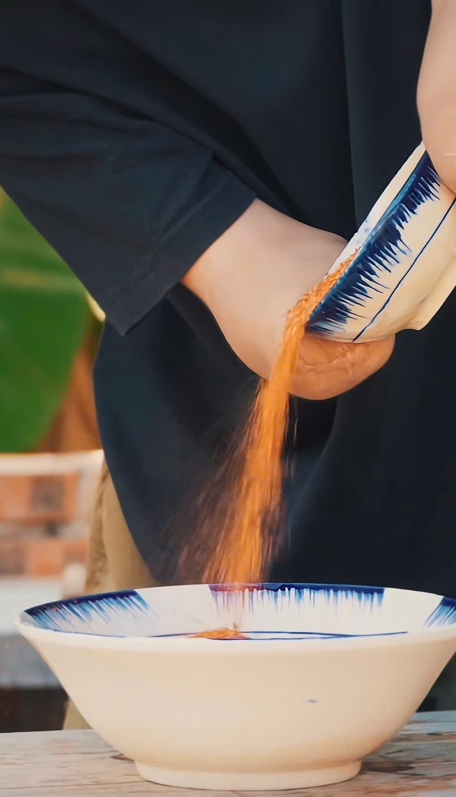 Chàng trai mồ côi mất 2 tay lập kênh TikTok truyền nghị lực sống- Ảnh 10.