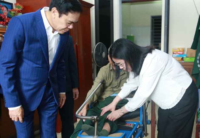 Chủ tịch UBND tỉnh Nghệ An thăm, động viên người có công và trẻ em có hoàn cảnh đặc biệt- Ảnh 9.