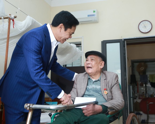 Chủ tịch UBND tỉnh Nghệ An thăm, động viên người có công và trẻ em có hoàn cảnh đặc biệt- Ảnh 10.