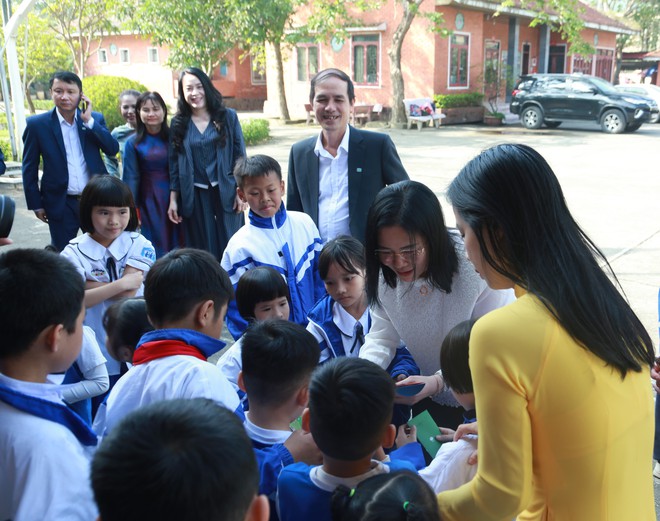 Chủ tịch UBND tỉnh Nghệ An thăm, động viên người có công và trẻ em có hoàn cảnh đặc biệt- Ảnh 5.