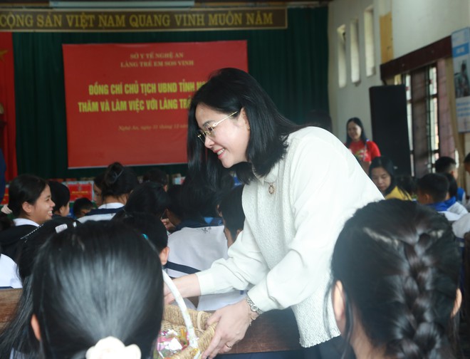 Chủ tịch UBND tỉnh Nghệ An thăm, động viên người có công và trẻ em có hoàn cảnh đặc biệt- Ảnh 6.