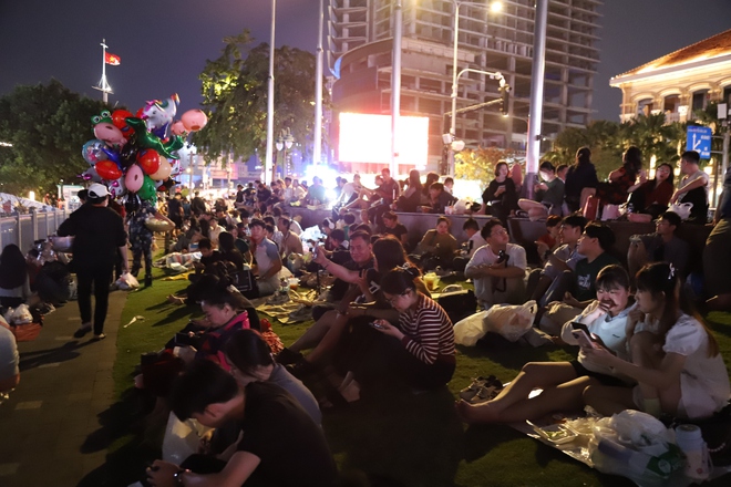 Biển người đổ về trung tâm TPHCM chờ xem pháo hoa chào năm mới 2026- Ảnh 1.