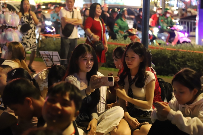 Biển người đổ về trung tâm TPHCM chờ xem pháo hoa chào năm mới 2026- Ảnh 7.