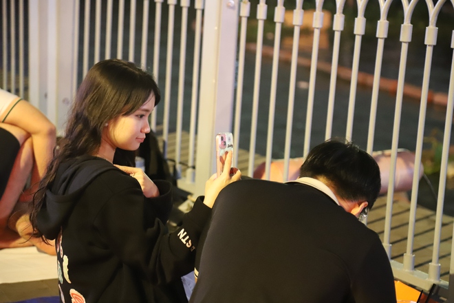 Biển người đổ về trung tâm TPHCM chờ xem pháo hoa chào năm mới 2026- Ảnh 6.