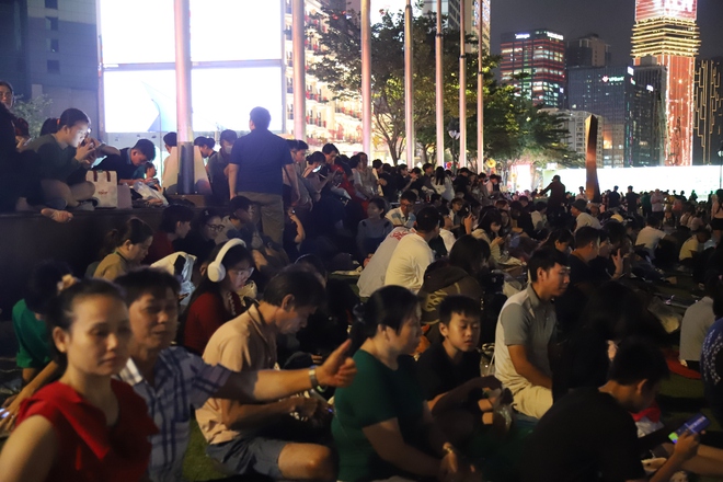 Biển người đổ về trung tâm TPHCM chờ xem pháo hoa chào năm mới 2026- Ảnh 2.