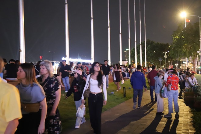 Biển người đổ về trung tâm TPHCM chờ xem pháo hoa chào năm mới 2026- Ảnh 3.