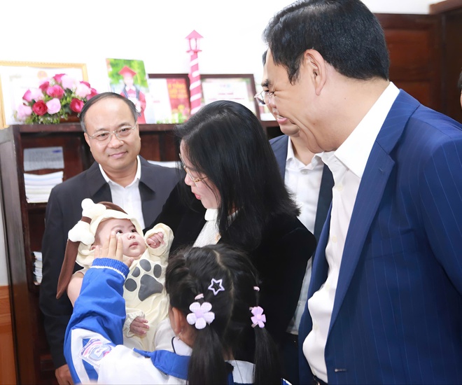 Chủ tịch UBND tỉnh Nghệ An thăm, động viên người có công và trẻ em có hoàn cảnh đặc biệt- Ảnh 4.