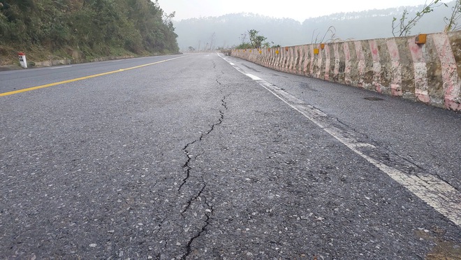 Sau hiện tượng giun đất bò lên bất thường, đường lên đèo Ngang xuất hiện vết nứt- Ảnh 2.