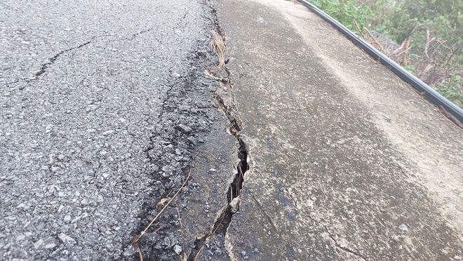 Sau hiện tượng giun đất bò lên bất thường, đường lên đèo Ngang xuất hiện vết nứt- Ảnh 4.