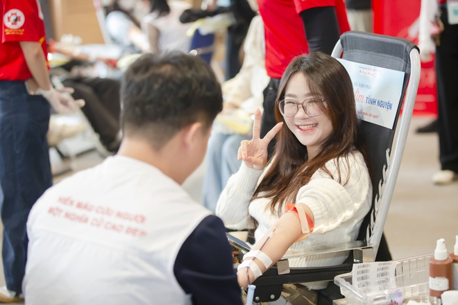 Hàng nghìn 'trái tim tình nguyện' hiến máu để đảm bảo nguồn máu cho điều trị cuối năm- Ảnh 4. Hàng nghìn 'trái tim tình nguyện' hiến máu để đảm bảo nguồn máu cho điều trị cuối năm- Ảnh 4.
