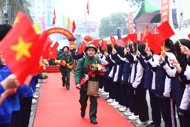 Nhiều cảm xúc trong ngày thanh niên Hà Nội lên đường nhập ngũ- Ảnh 18.