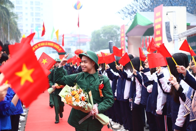 Nhiều cảm xúc trong ngày thanh niên Hà Nội lên đường nhập ngũ- Ảnh 19.