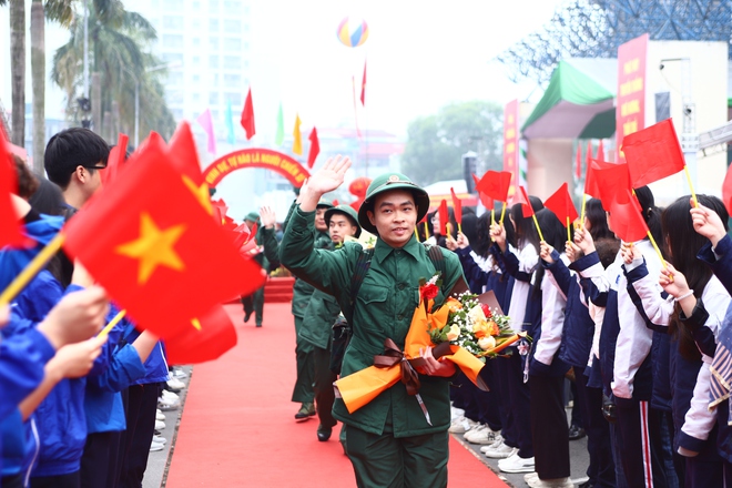 Nhiều cảm xúc trong ngày thanh niên Hà Nội lên đường nhập ngũ- Ảnh 17.